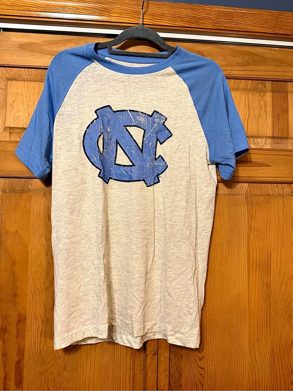 Rivalry Threads NCAA North Carolina Tar Heels Graphic Raglan Tee in Blue & Gray